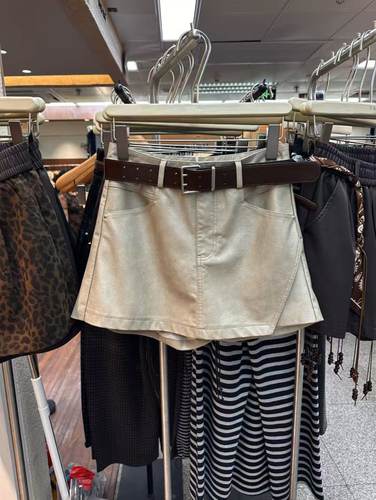 不规则洋气辣妹裙裤女2025夏季新款高腰显瘦纯色港风休闲皮裤短裙