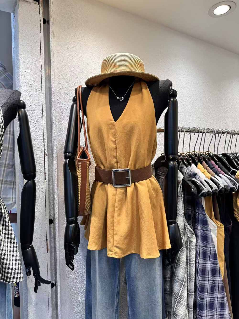 辣妹设计感V领无袖背心女2025夏季新品气质纯色简约宽松吊带上衣