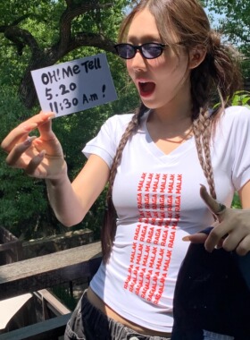 Oh！Me Tell【jennie金智妮同款】个性字母印花修身V领短袖T恤女