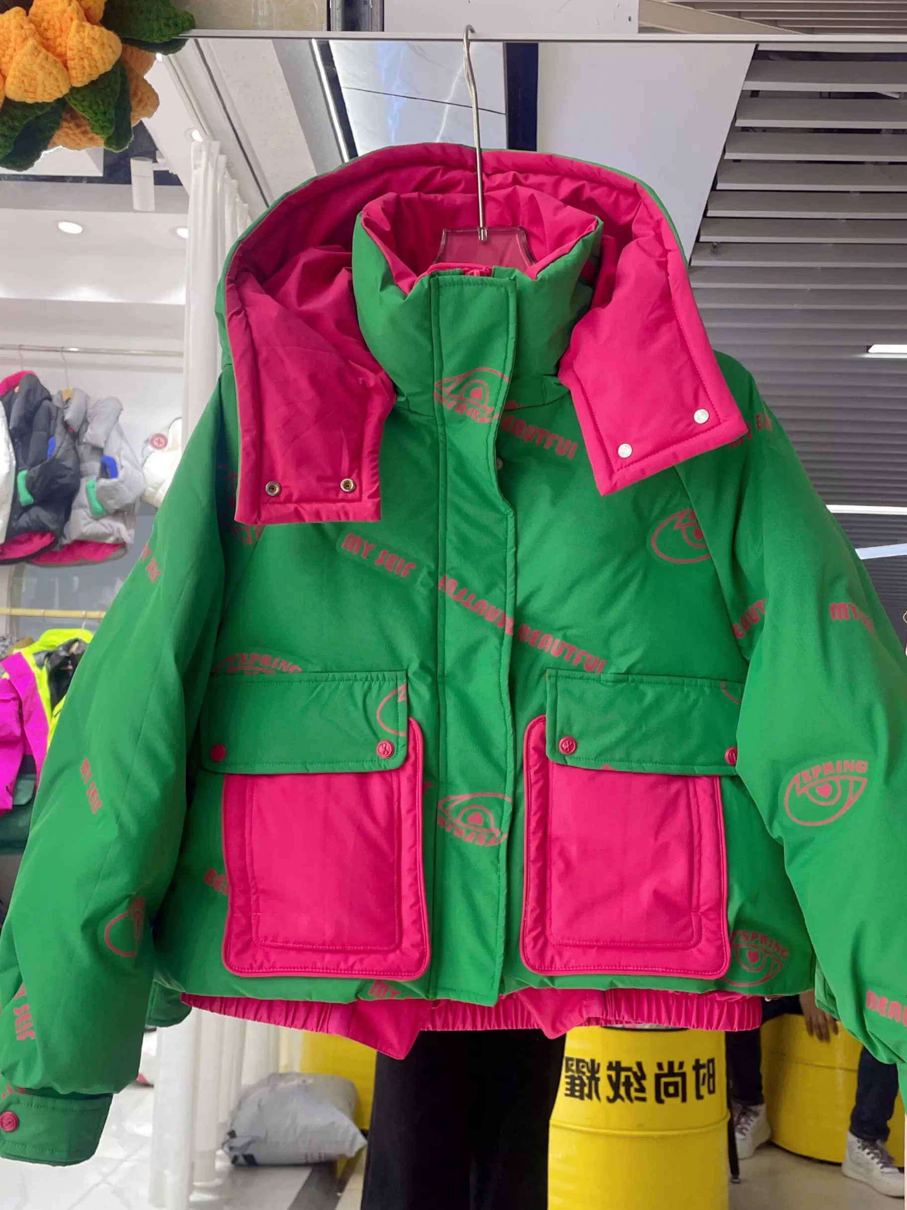 短款免洗羽绒服女字母印花可脱卸帽高品质潮牌撞色加厚拼接外套