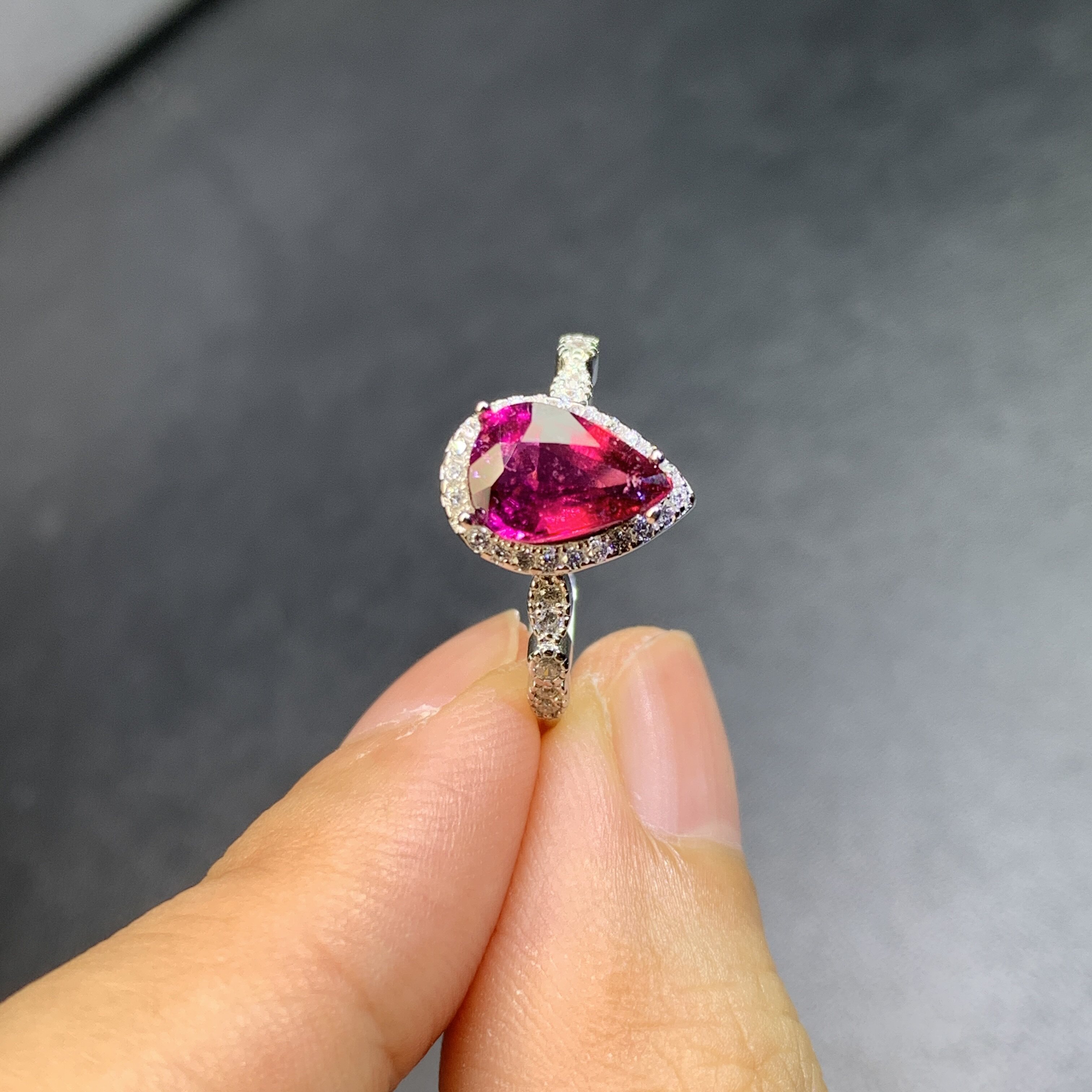 天然卢比莱红碧玺戒指水滴形状重1.25克拉色泽浓郁艳丽6.2*9.1mm