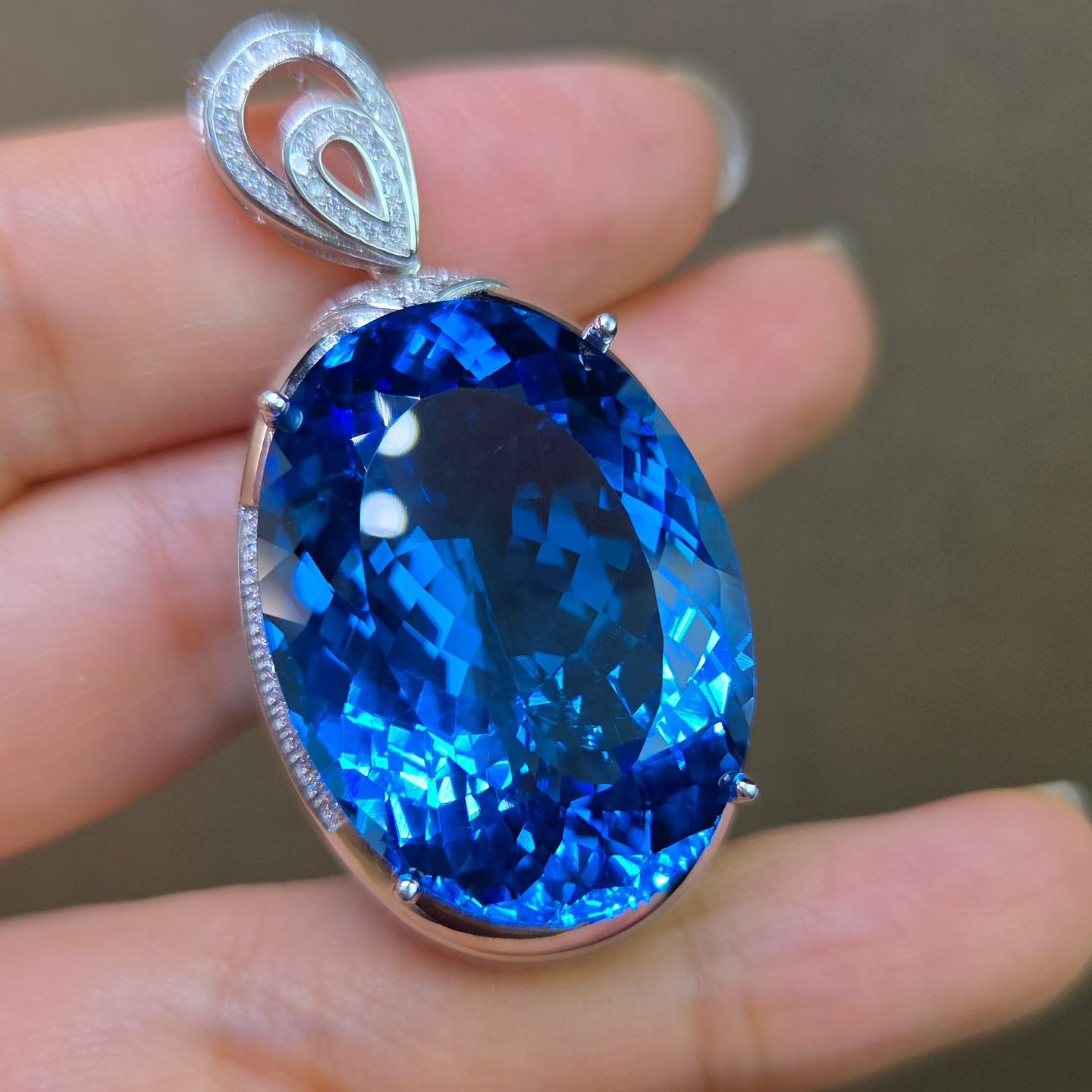 托帕石大吊坠鸽子蛋大小收藏级别重量64.9克拉全净体瑞士蓝毕业级