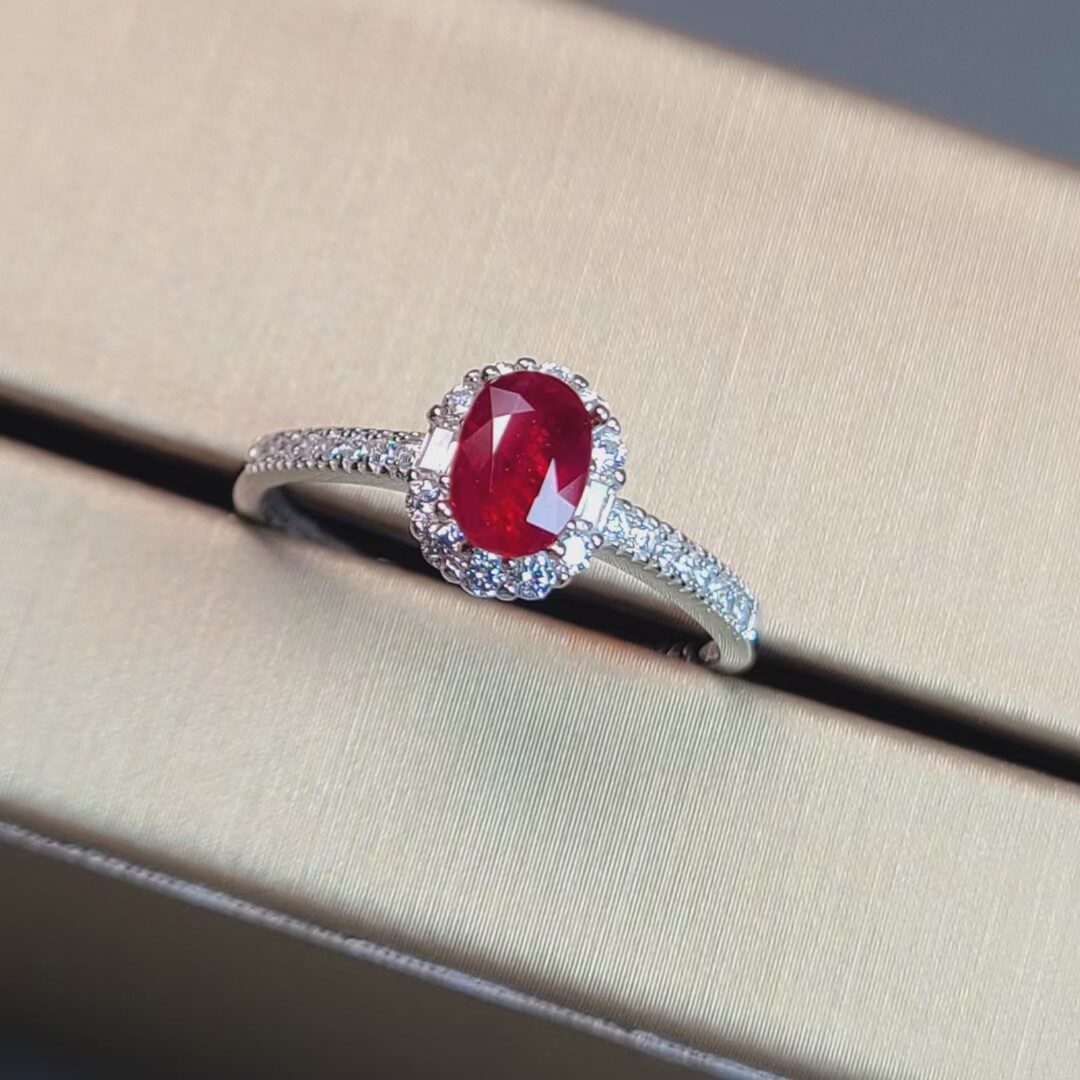 天然红宝石戒指 鸽血红色 重量0.72克拉  有晶体有火彩 银镶 ​
