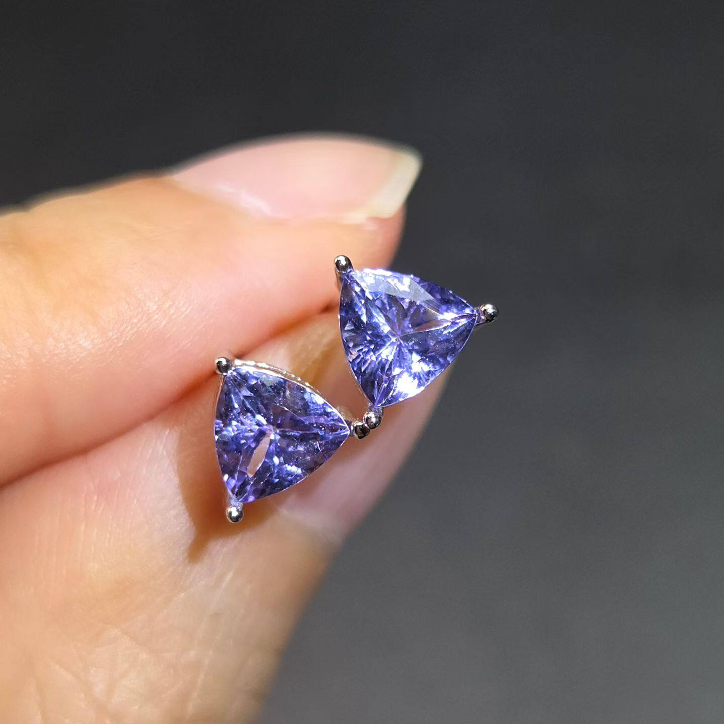 天然坦桑石耳钉三角形重量1.68克拉直径6mm全净体925银镶嵌