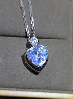 天然心形月光石吊坠爱心刻面月光重量2.04克拉8.2mm全净体925孤品