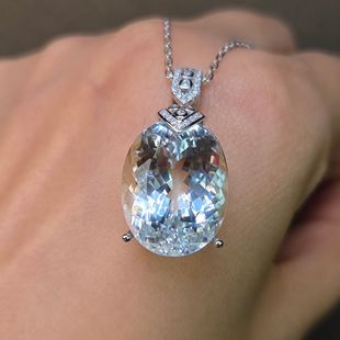 天然托帕石吊坠原石出土 颜色很稀少像海蓝宝 颜色26.4克拉天然