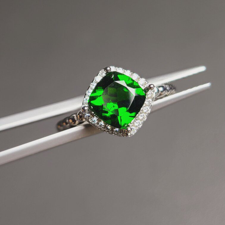 透辉石方形戒指 全净满火彩 全优精品 方枕形直径7mm