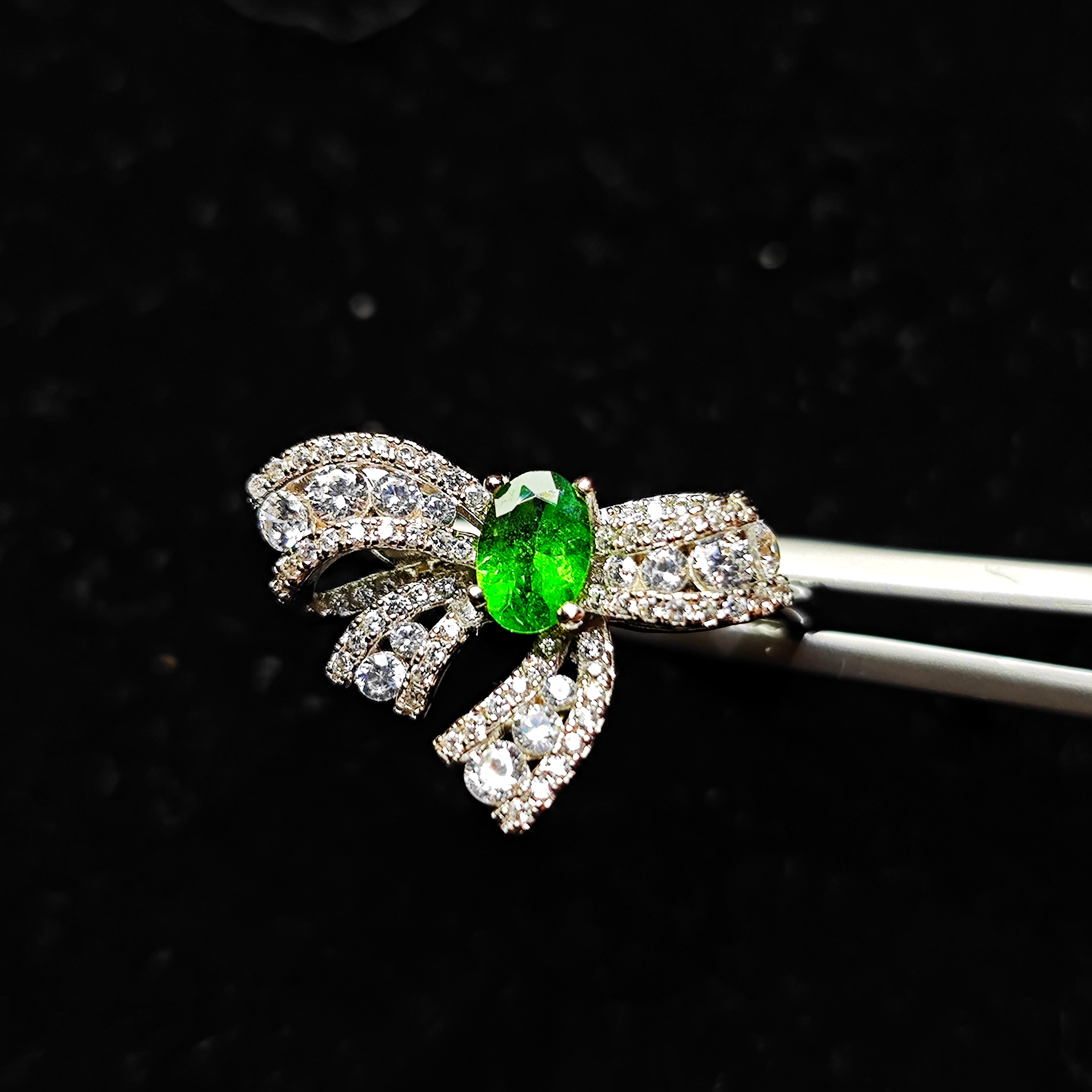 明亮天然沙弗莱戒指蝴蝶结款式宝石4*6mm925银镀白金精工镶礼物