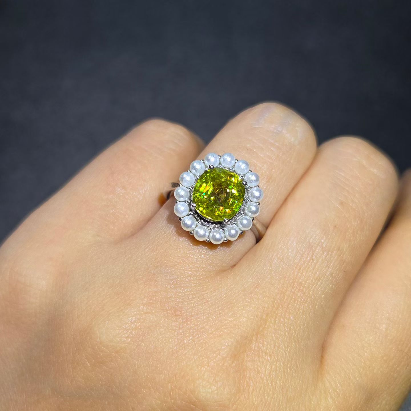 天然榍石戒指稀有宝石特点闪烁度媲美钻石太阳下更加闪烁2.94克拉