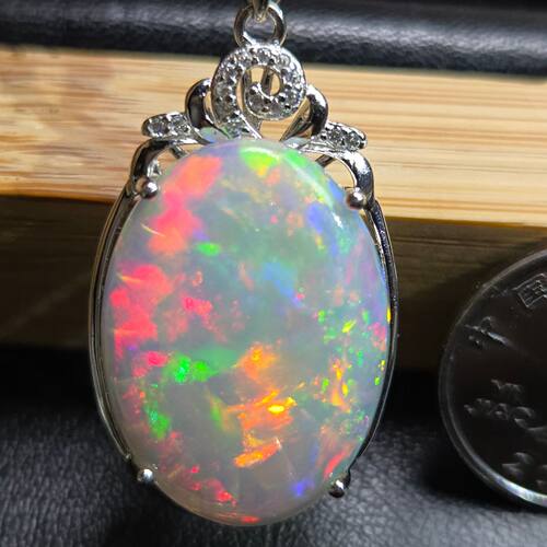 天然欧泊大吊坠重量5.8克拉无法抗拒的美丽多彩宝石15*20.6mm显大