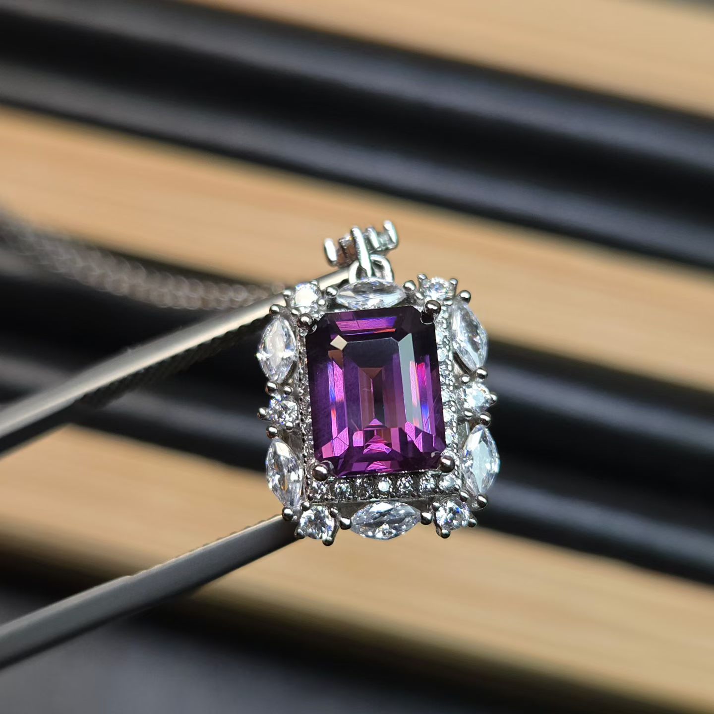 天然紫色尖晶石吊坠重2.665克拉浓郁紫色尖晶石全净体配裸石证书