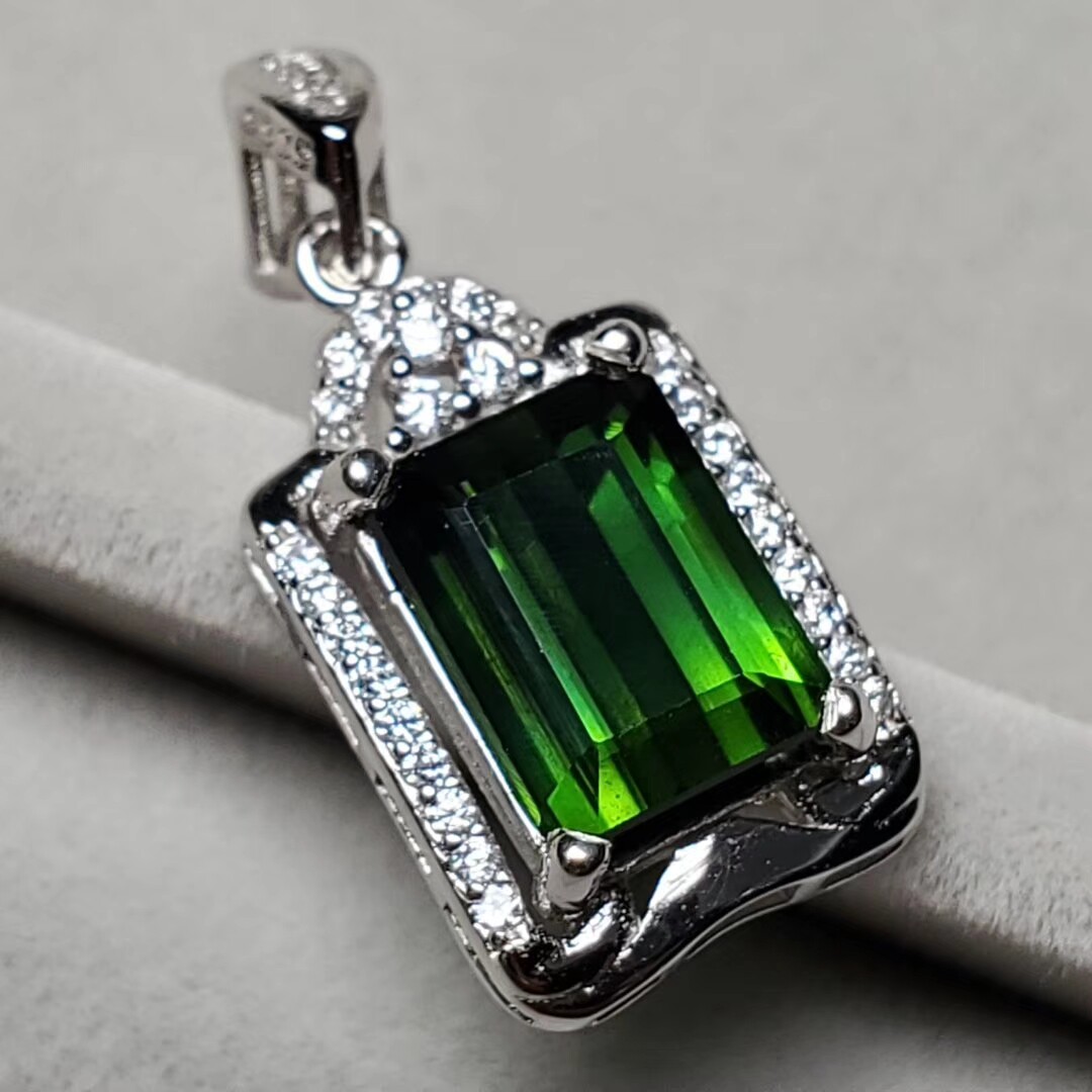绿碧玺吊坠 长方形绿碧玺 重量3.31克拉  全净无暇 s925银镶