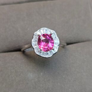 天然卢比来红碧玺戒指重量0.92克拉尺寸6*6.8mm晶体干净火彩爆闪