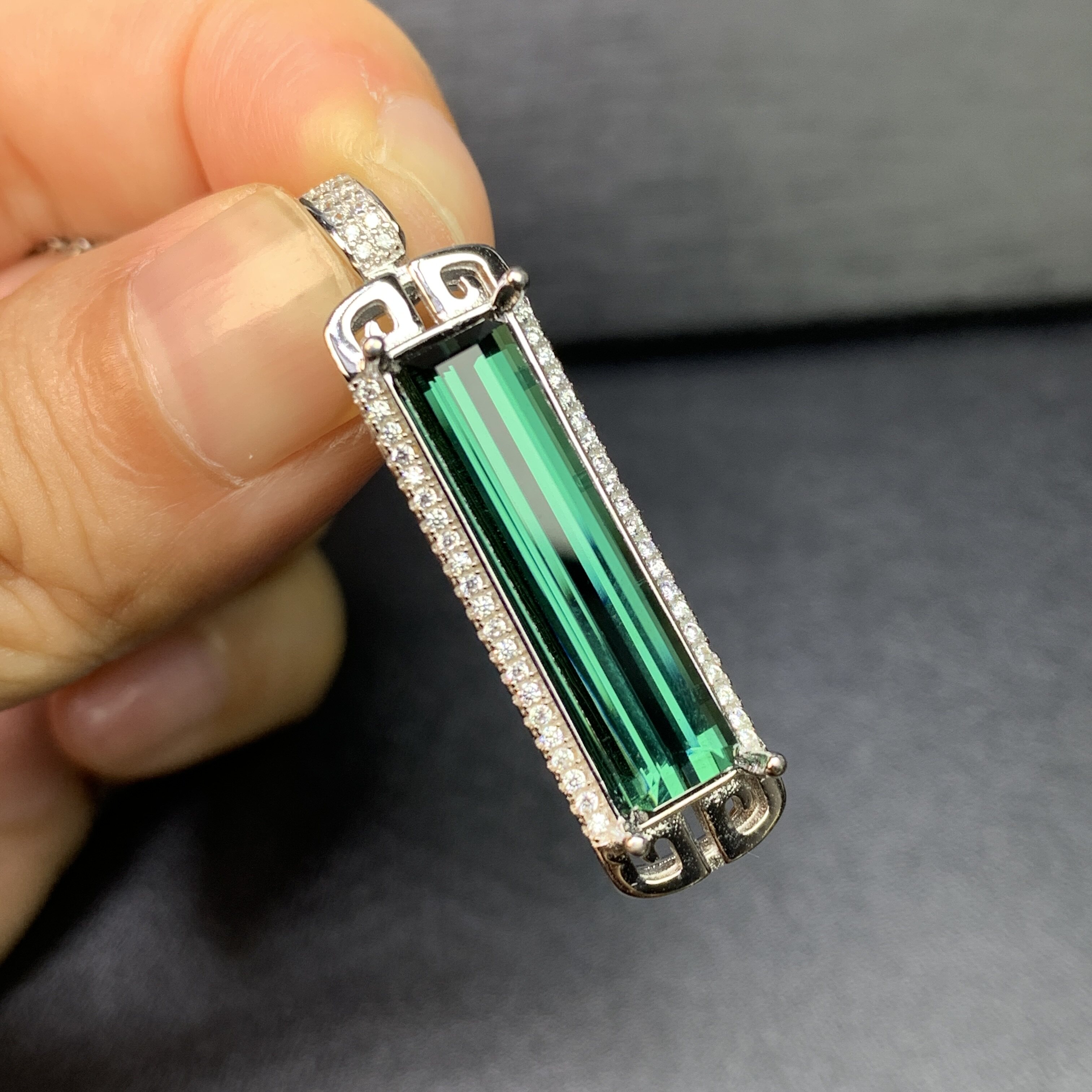 天然拉贡碧玺吊坠电光蓝绿色重量5.5克拉料子完整晶体干净复古 