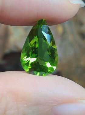 天然橄榄石裸石一颗 水滴形状橄榄石做项坠 戒指 重量6克拉