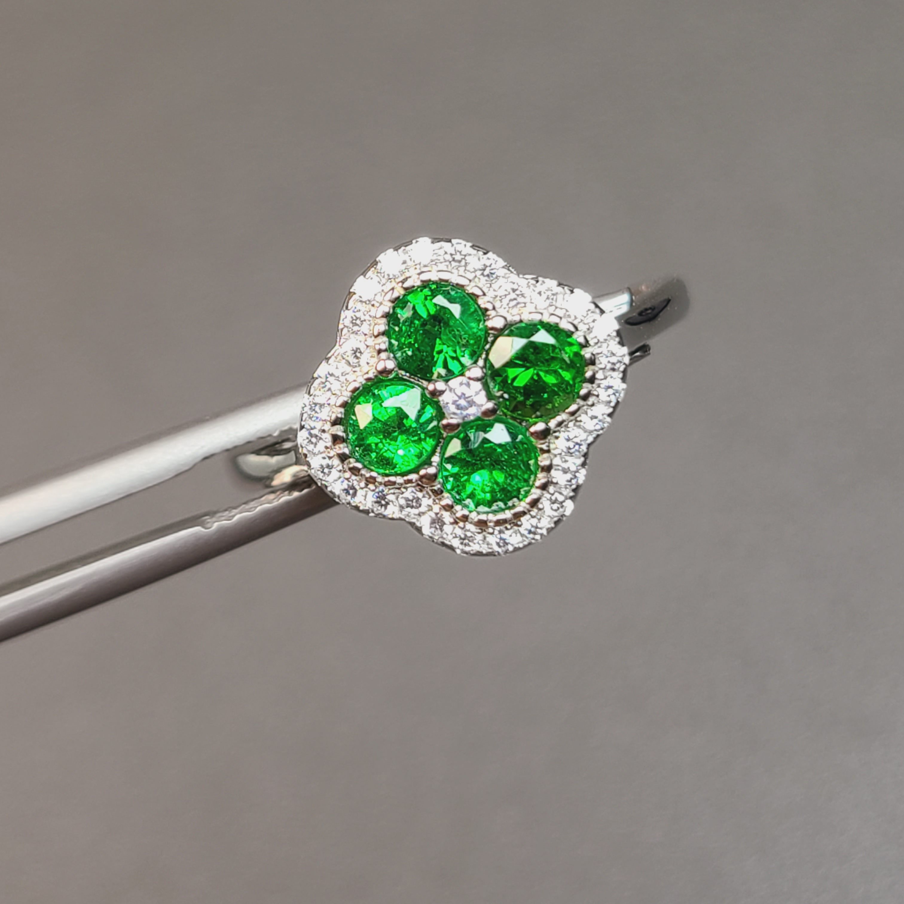 沙弗莱四叶草戒指 圆形沙弗莱群镶3.5mm4颗 电光绿色泽浓郁