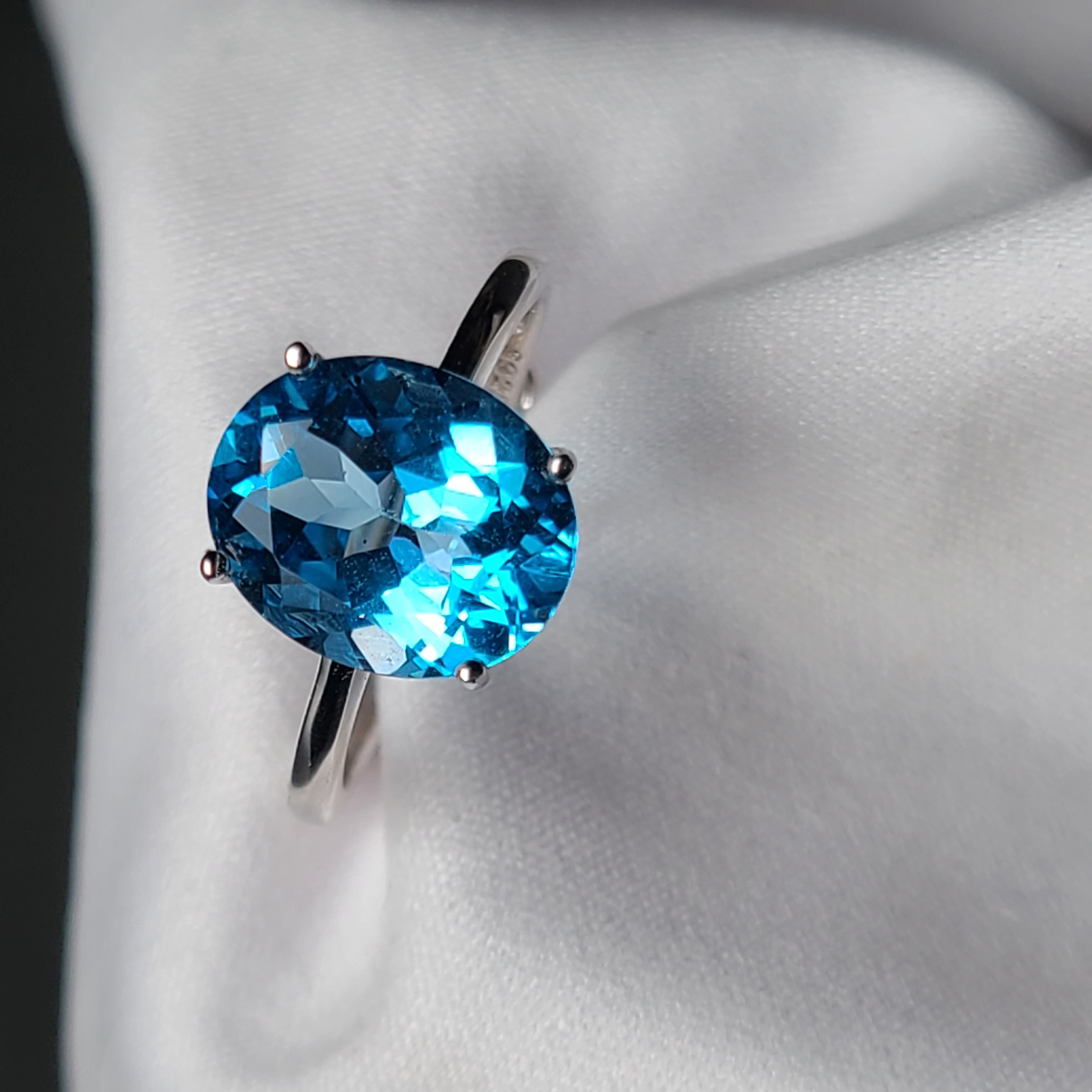 5克拉托帕石戒指 瑞士蓝颜色 简约百搭款 椭圆9*11mm 全净无暇