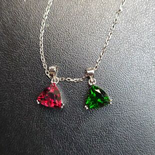 天然三角形吊坠绿色透辉石重2.1克拉8mm红色镁铝石榴石重2.62克拉