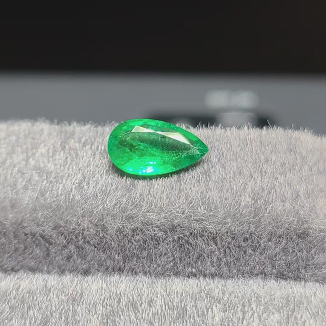 天然祖母绿水滴裸石一颗重1.115克拉 尺寸5.6*10mm晶体好火彩好