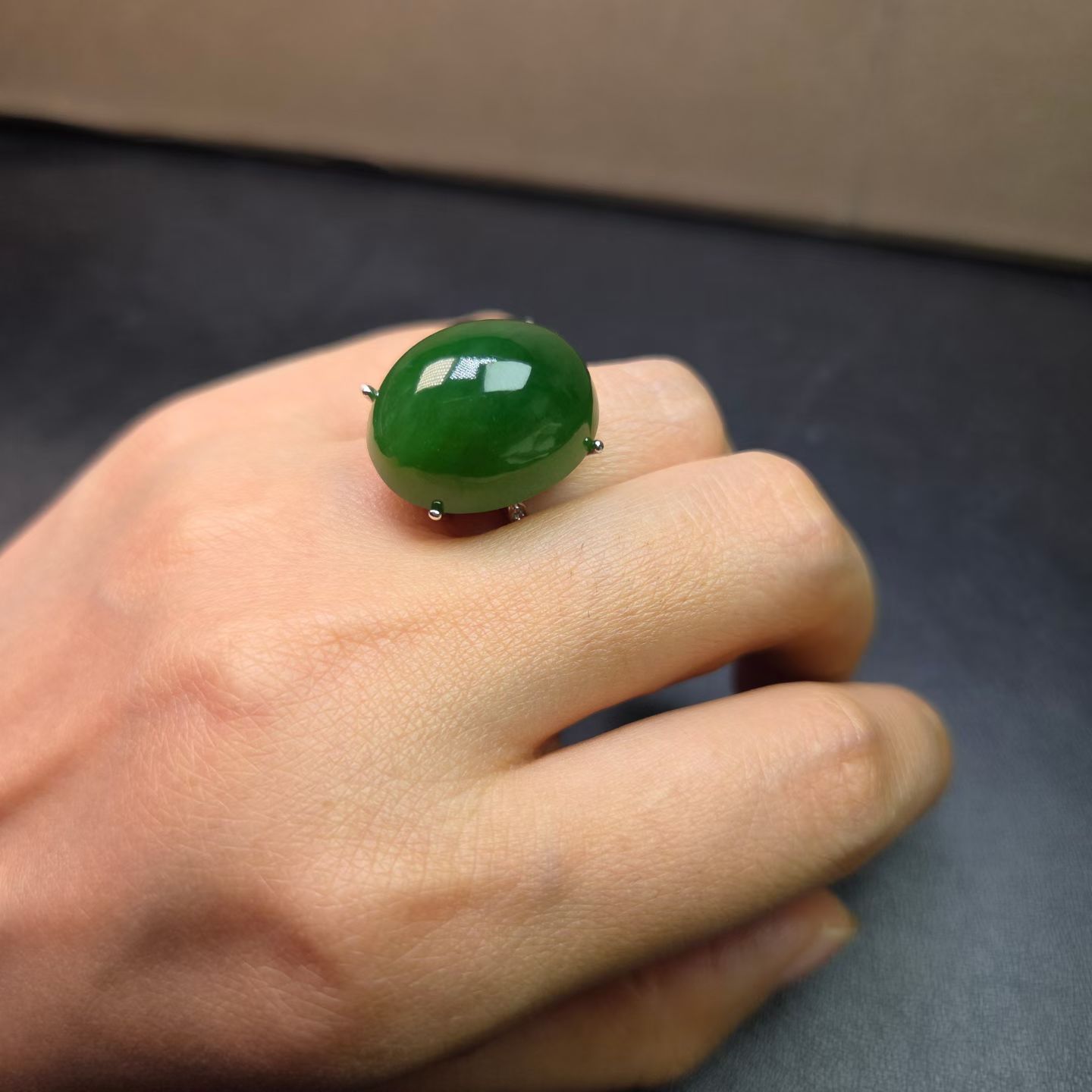 天然碧玉大蛋面戒指重量34克拉尺寸17*21mm饱满圆润天然菠菜绿925