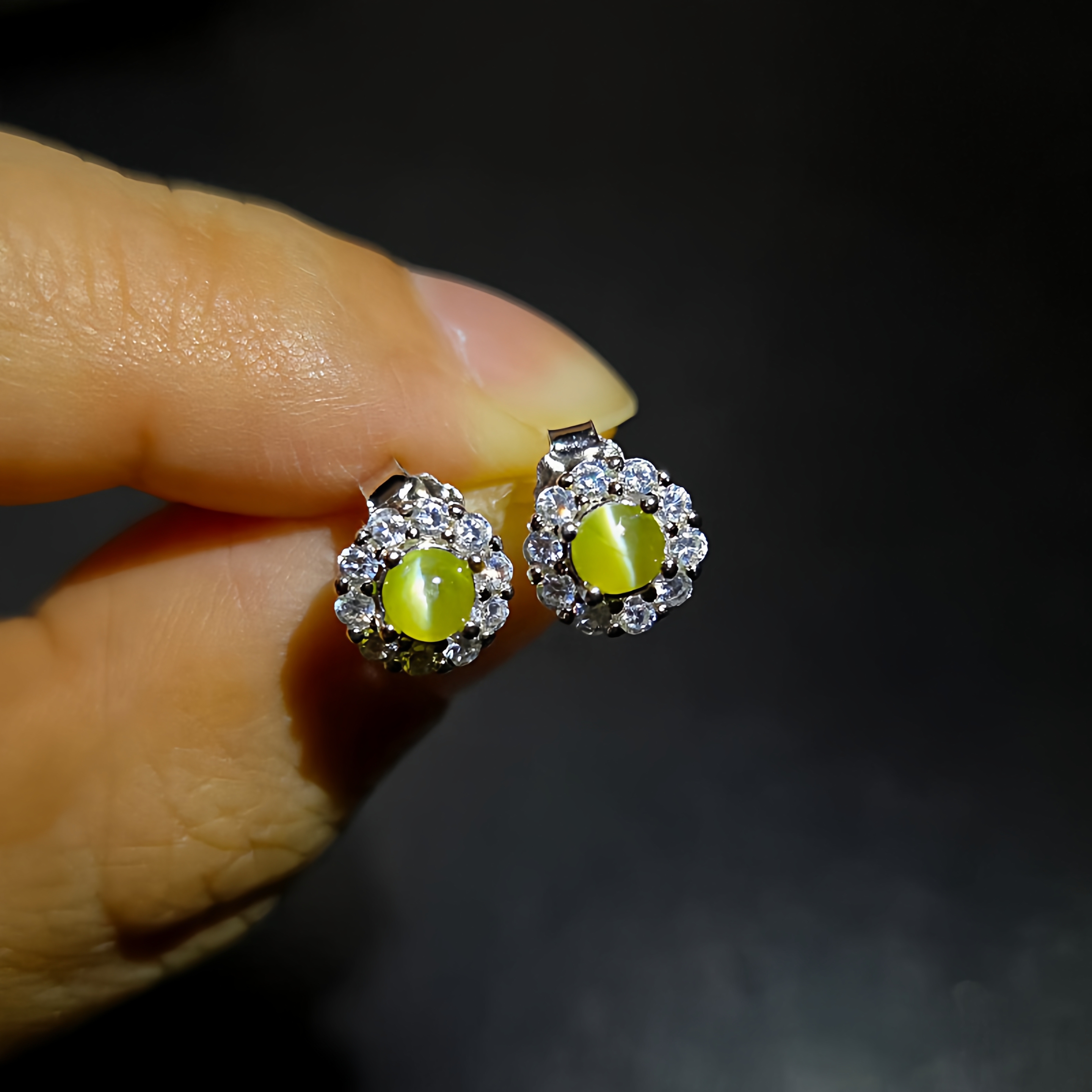 天然金绿猫眼耳钉猫眼直径4mm重量80分左右整体直径7.2mm