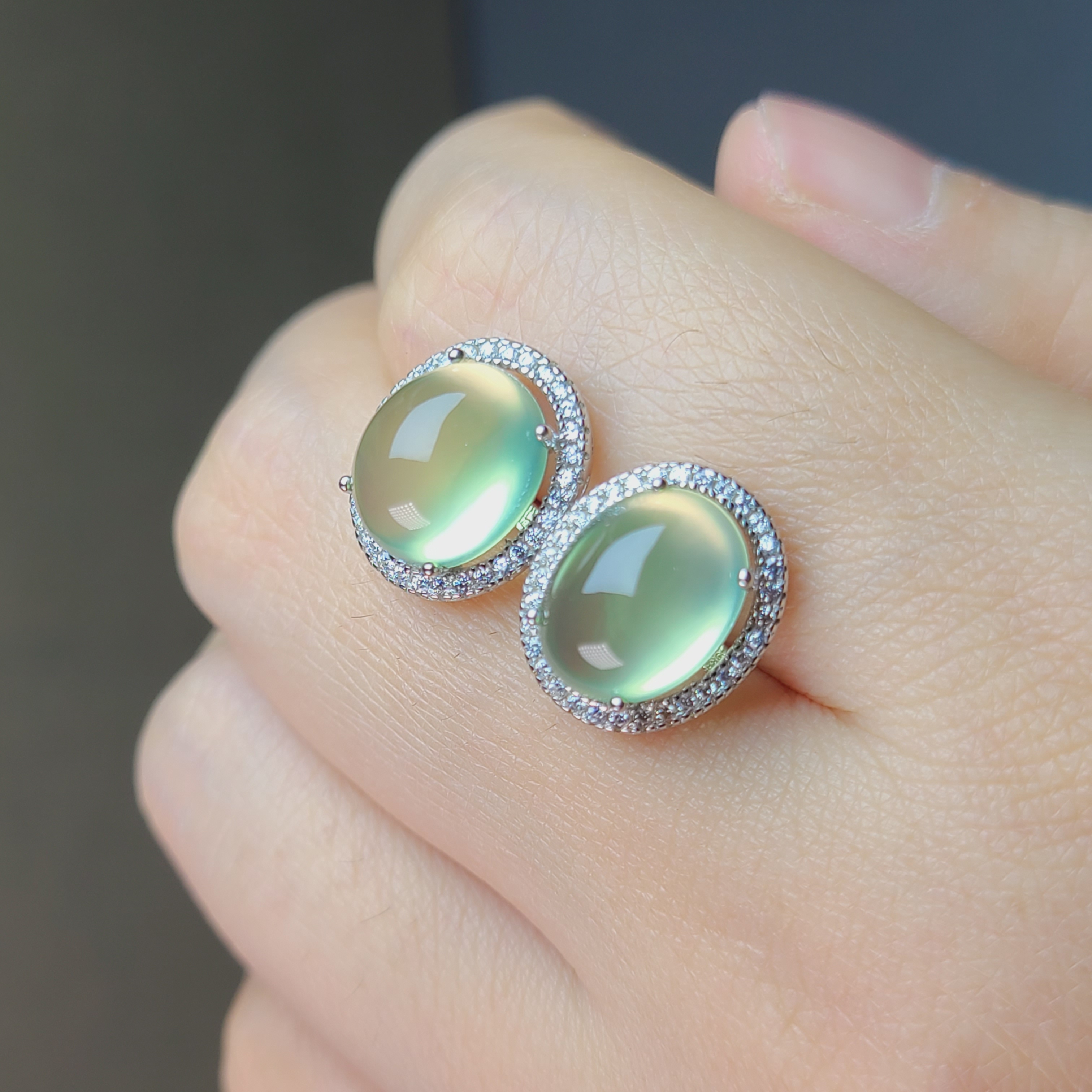 葡萄石耳钉  晶莹剔透 起荧光 饱满圆润惹人爱 ​重量8克拉  ​