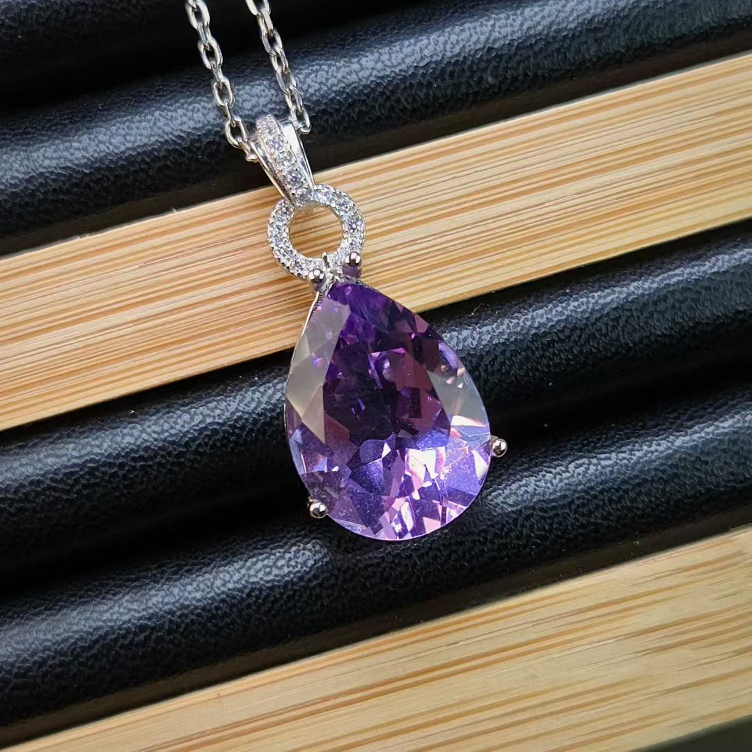 天然紫水晶吊坠重量7.45克拉12*16mm全净体有点梦幻颜色925银镶