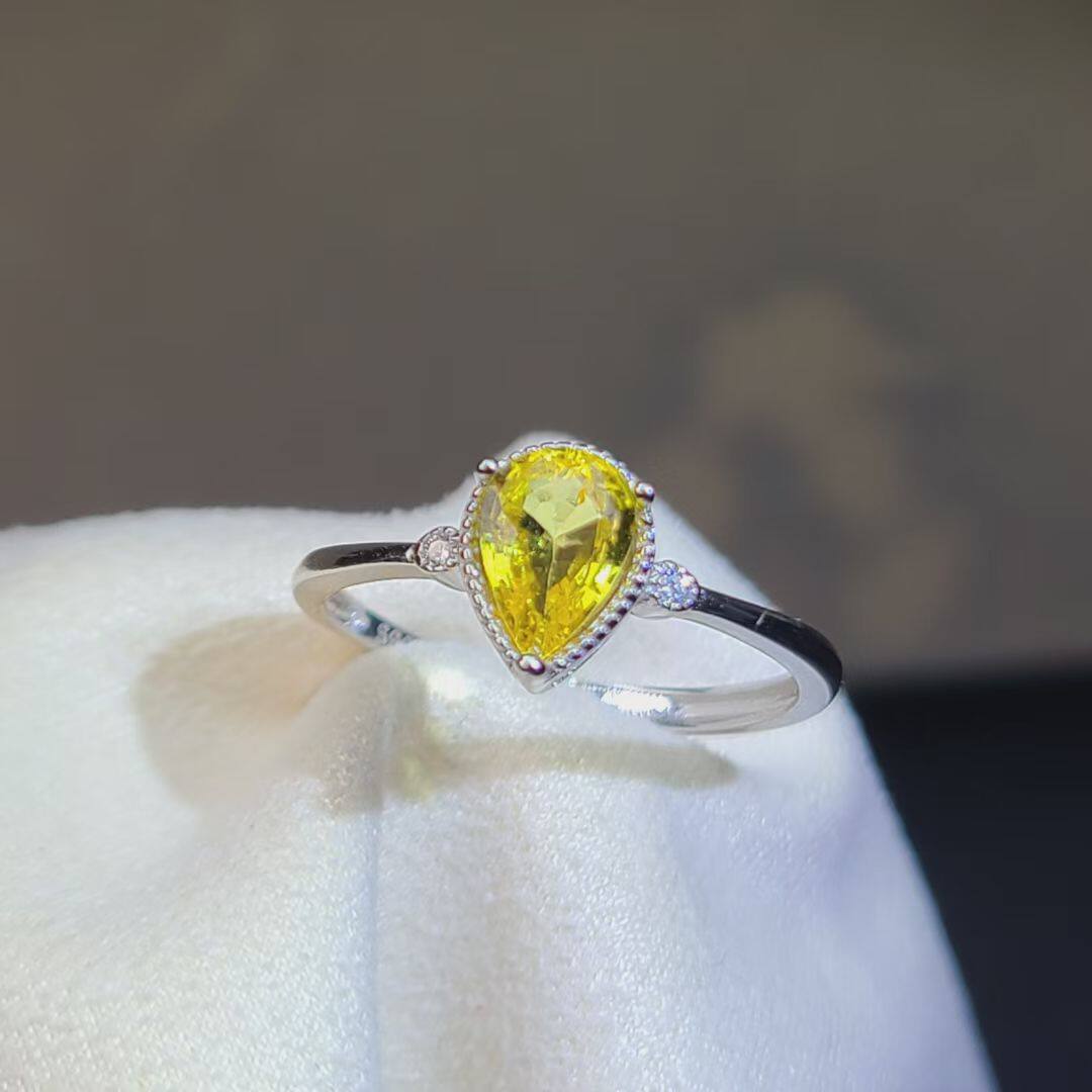 天然黄蓝宝戒指水滴形状尺寸5*7mm ​仿佛黄钻闪烁无比晶体干净