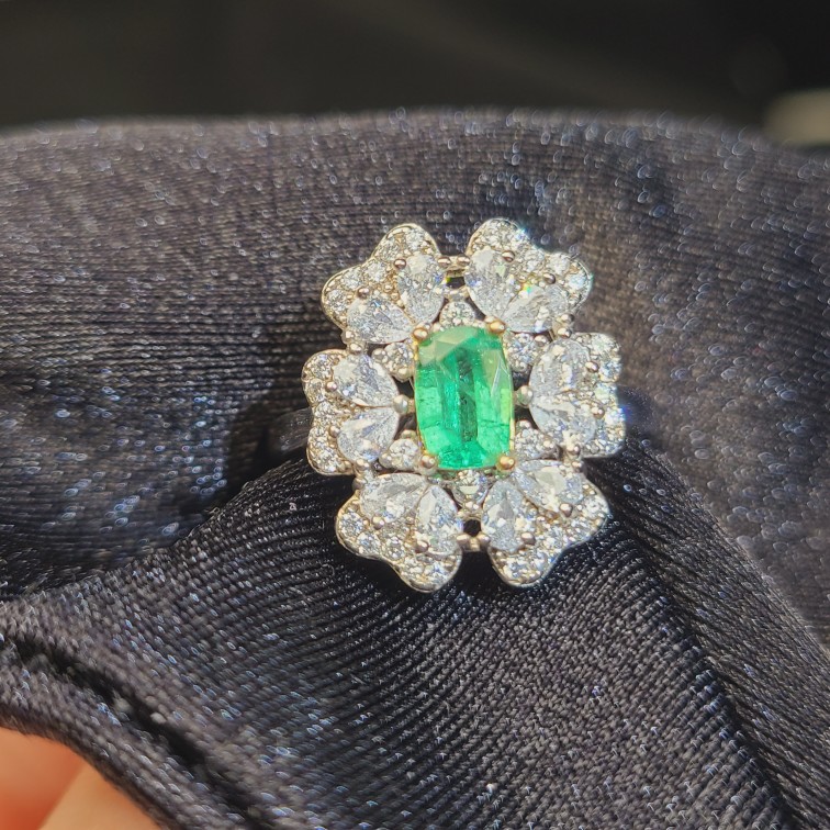 纯天然祖母绿戒指 颜色好 晶体好宝石尺寸4*6mm新款