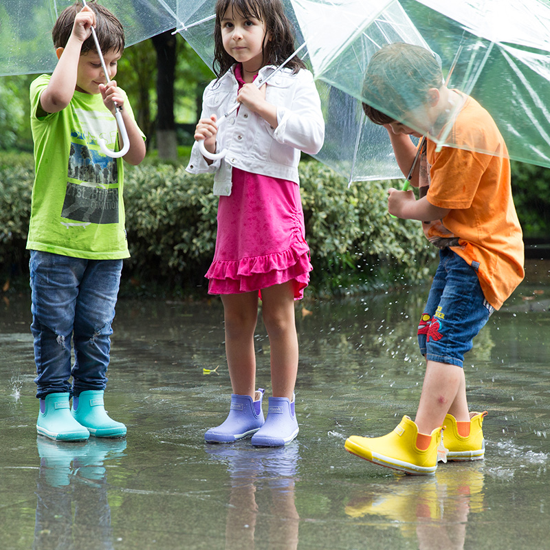 春夏防水轻便防滑儿童雨鞋上学