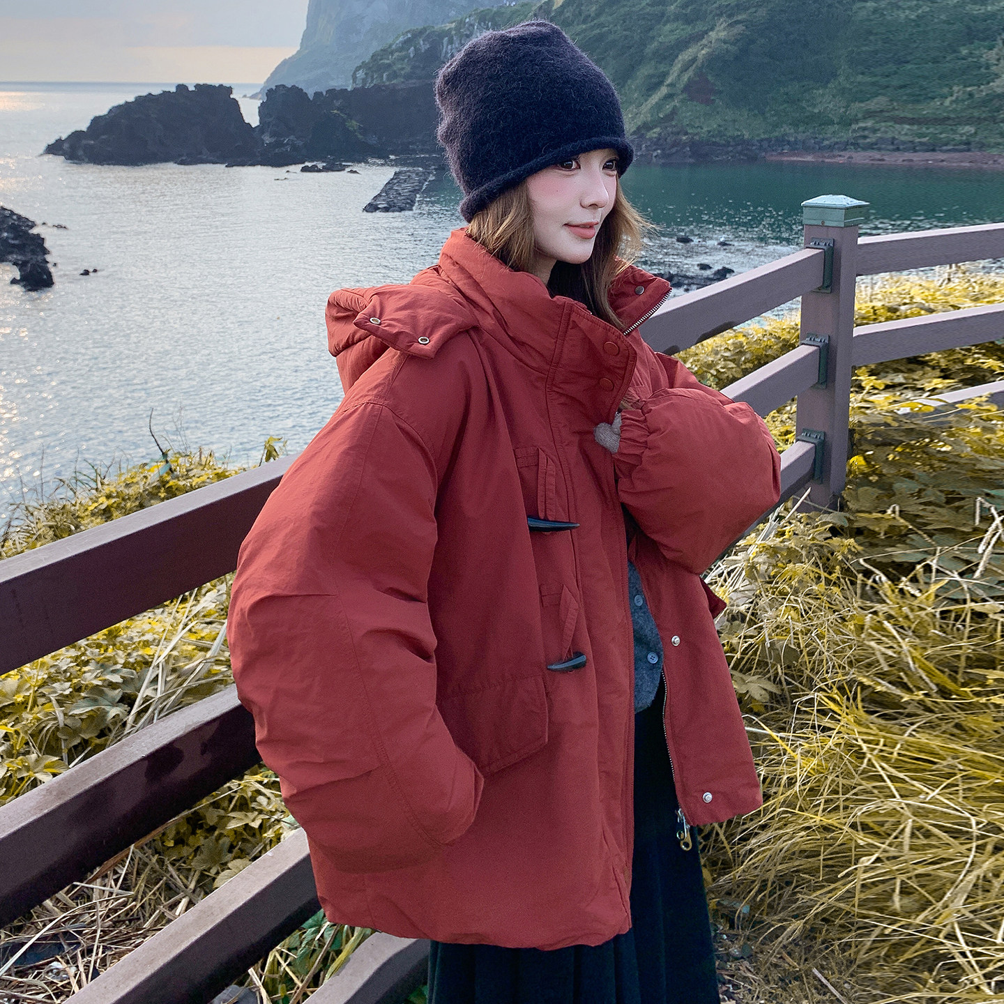 红色高级感小个子连帽羽绒服女2025冬季新款90白鸭绒轻盈保暖外套