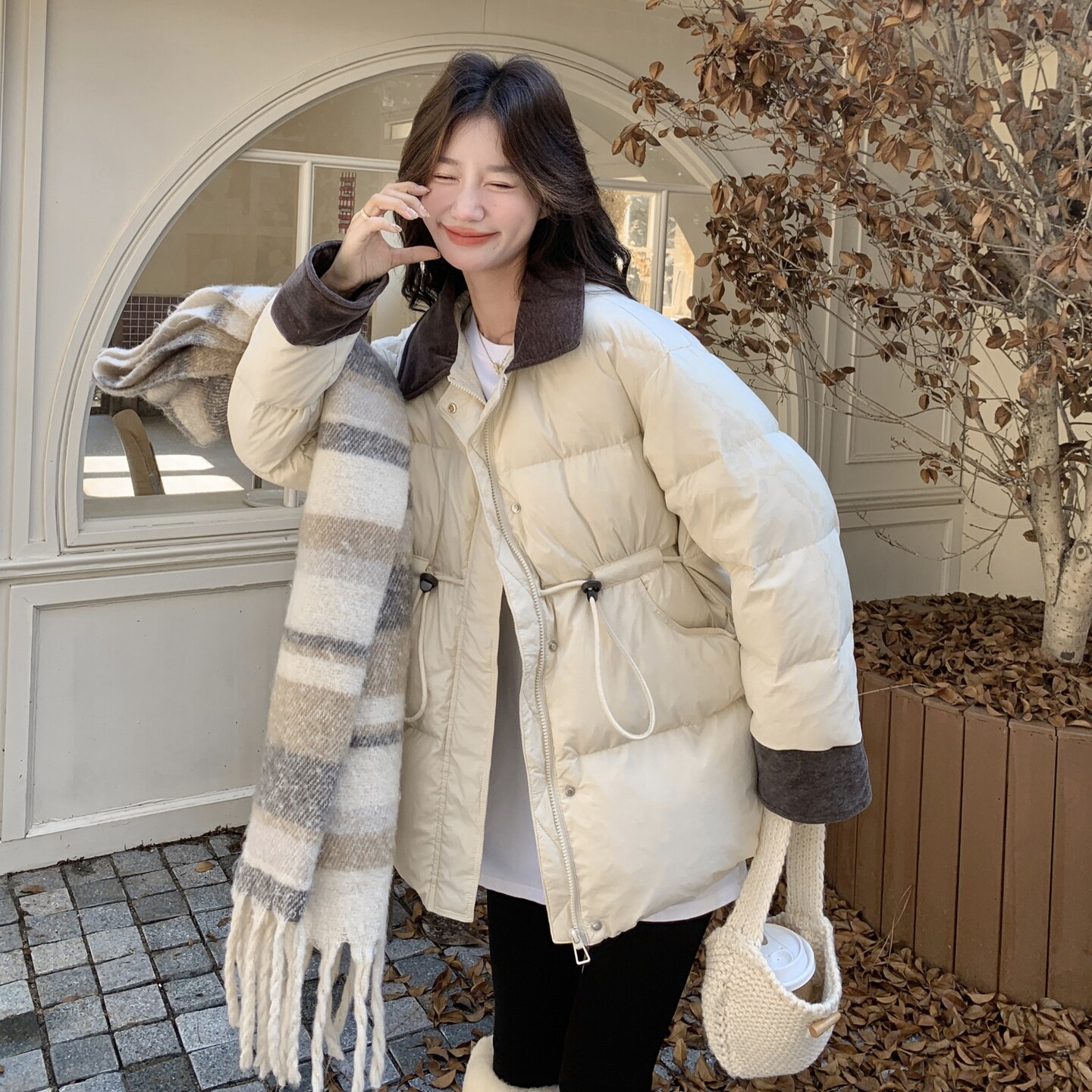 白色高级感撞色拼接抽绳系带羽绒服女2025冬季新款中长款保暖外套