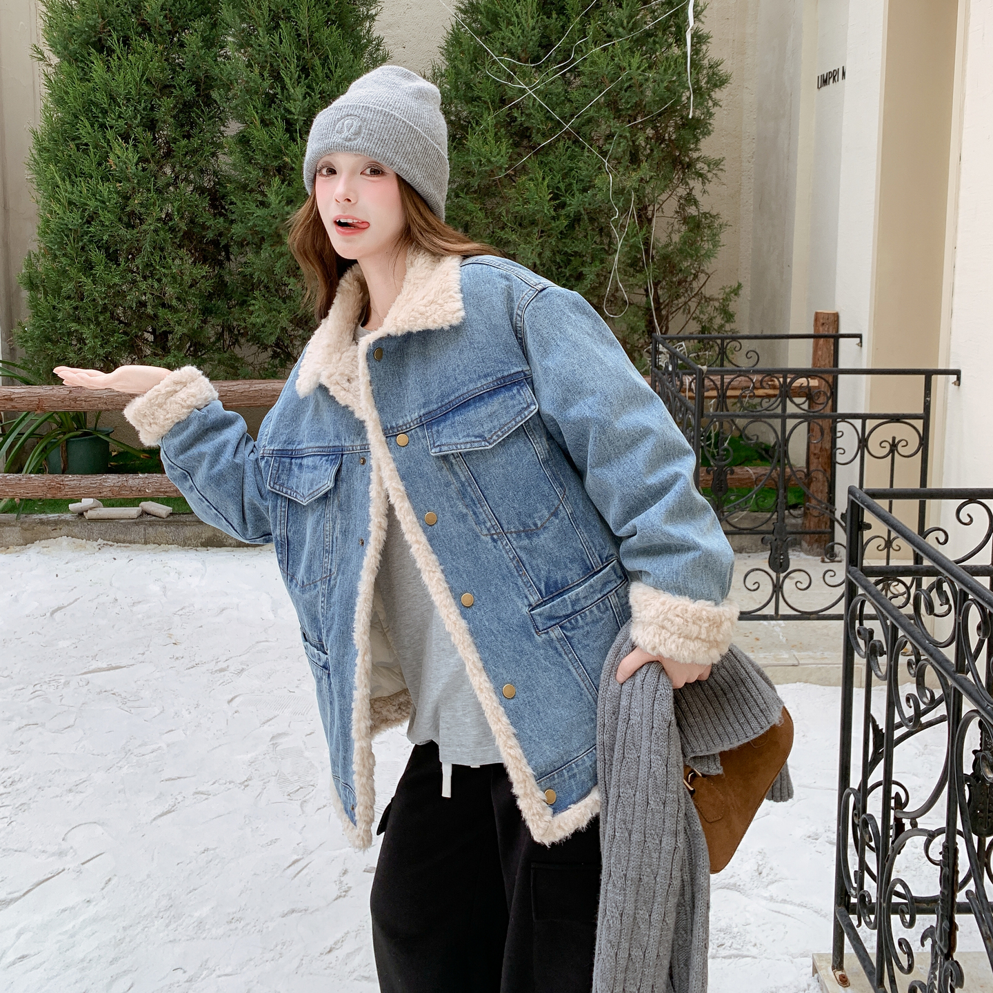 蓝色软糯毛绒拼接牛仔羽绒服女