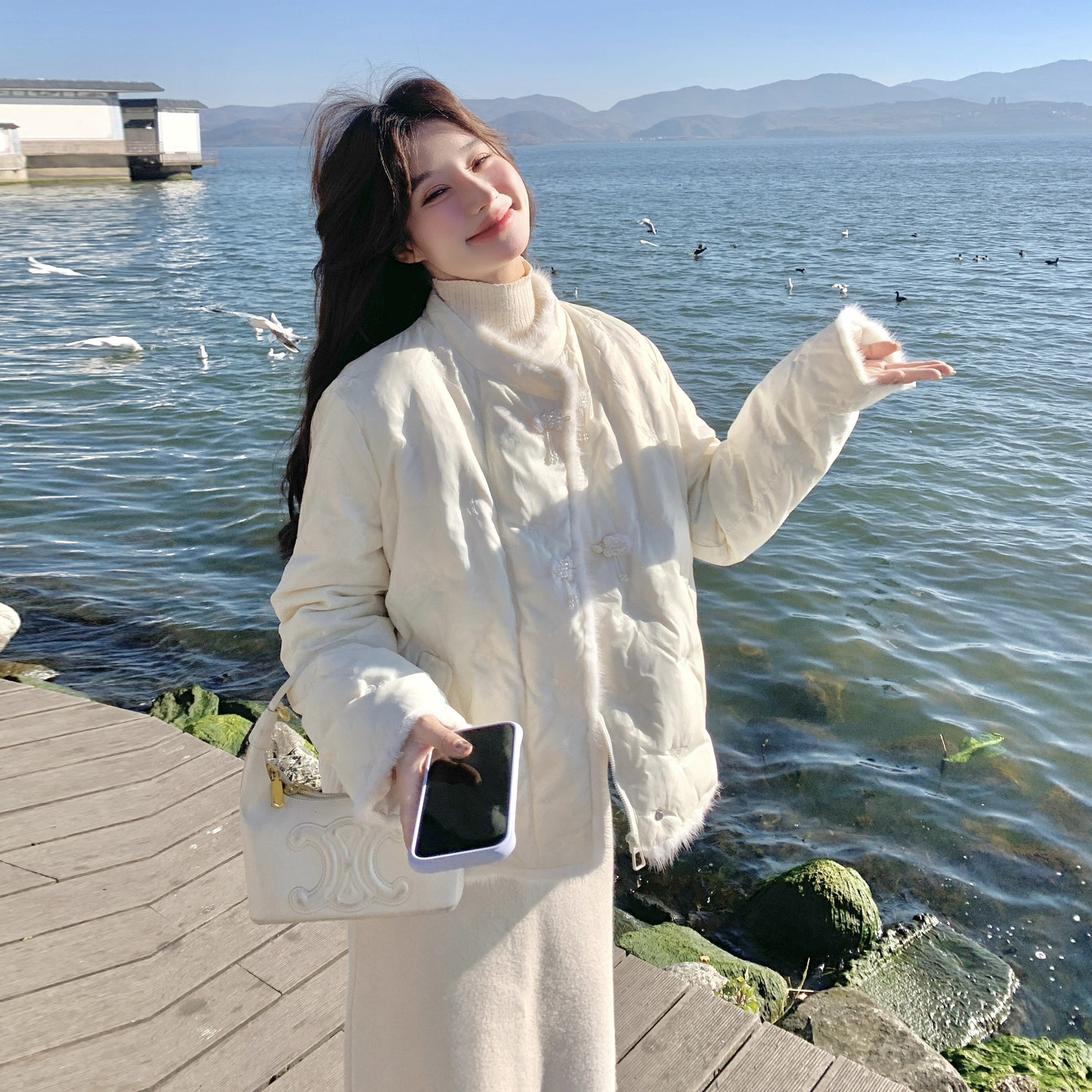 米白色新中式国风刺绣90白鸭绒羽绒服女2025冬季新款毛绒拼接外套