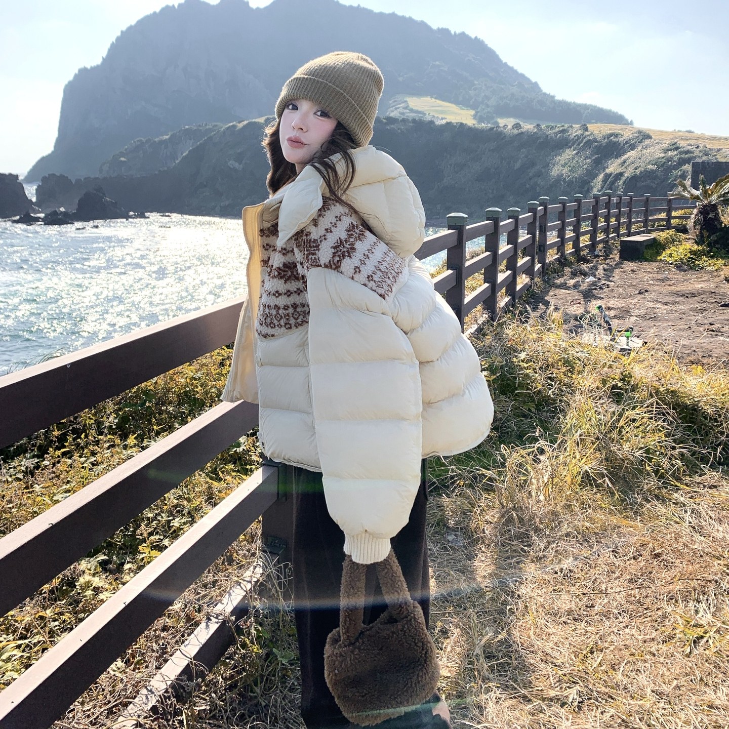 米白色羊羔毛拼接连帽排骨羽绒服