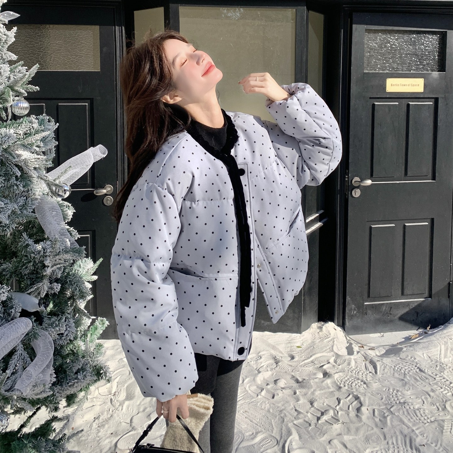 浅蓝色小清新减龄波点羽绒服女2025年冬季新款蝴蝶结系带短款外套