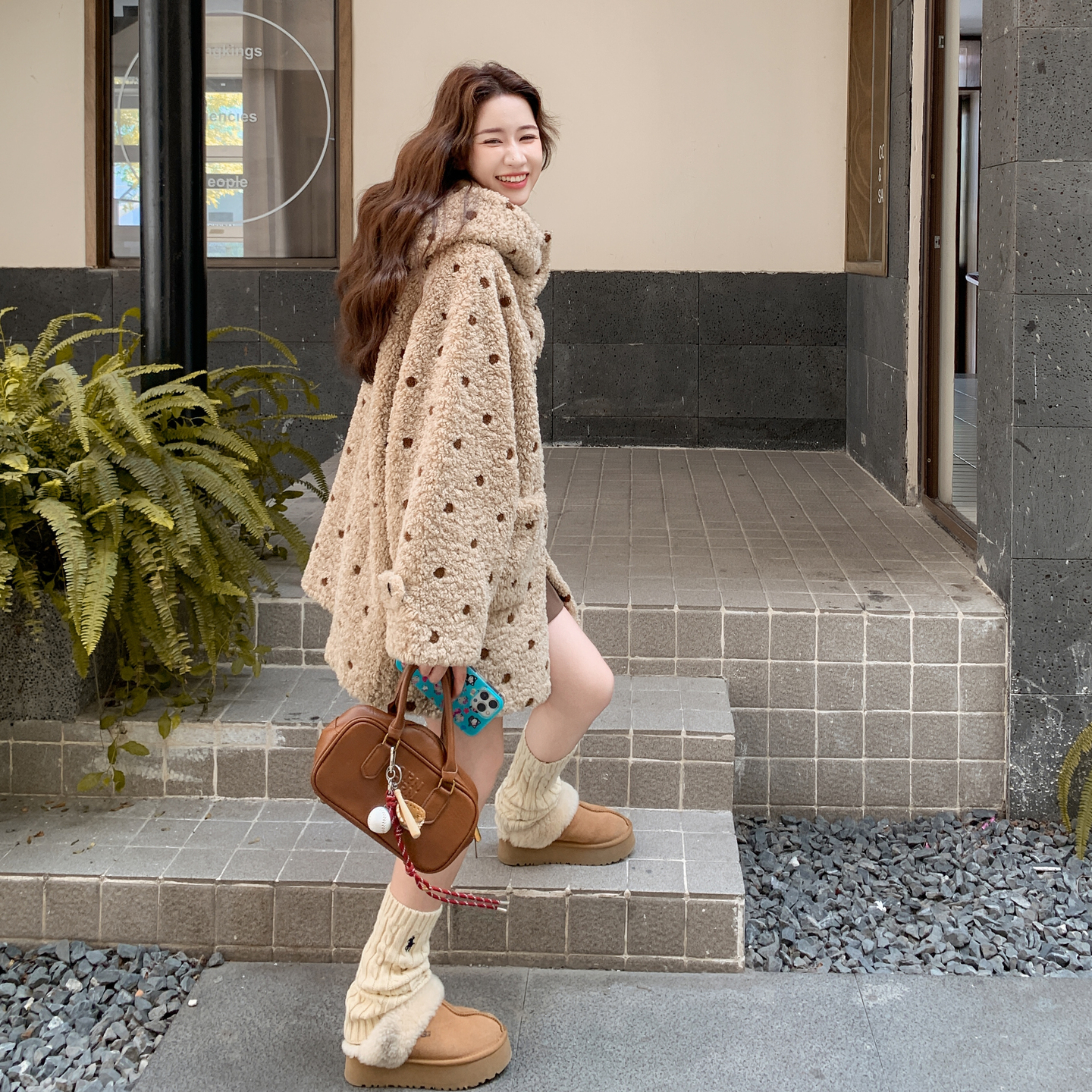 奶茶色慵懒风波点羊羔毛外套女2025冬季新款毛绒绒中长款连帽大衣