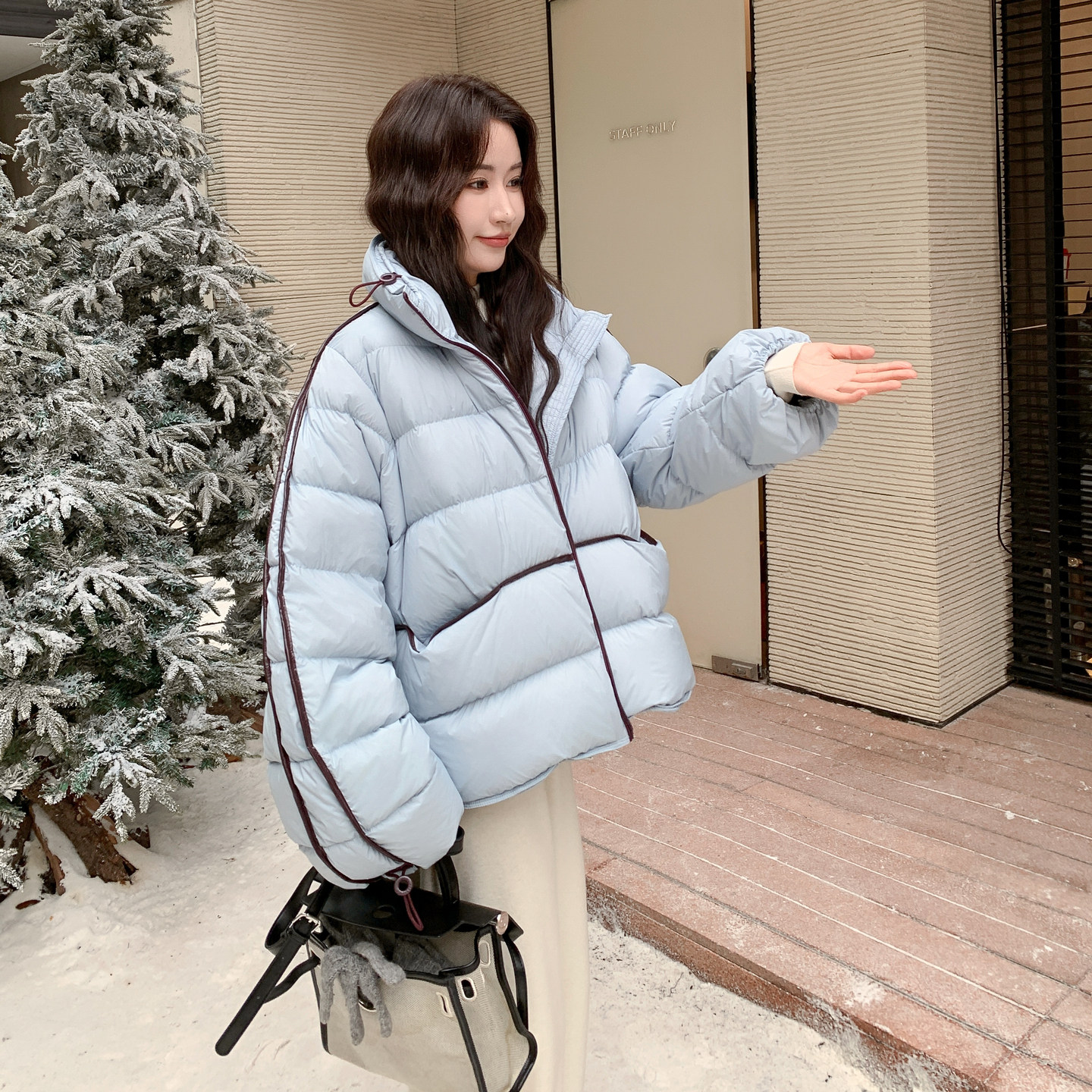 浅蓝色超好看轻暖泡芙羽绒服女2025年冬季新款90白鸭绒短款面包服