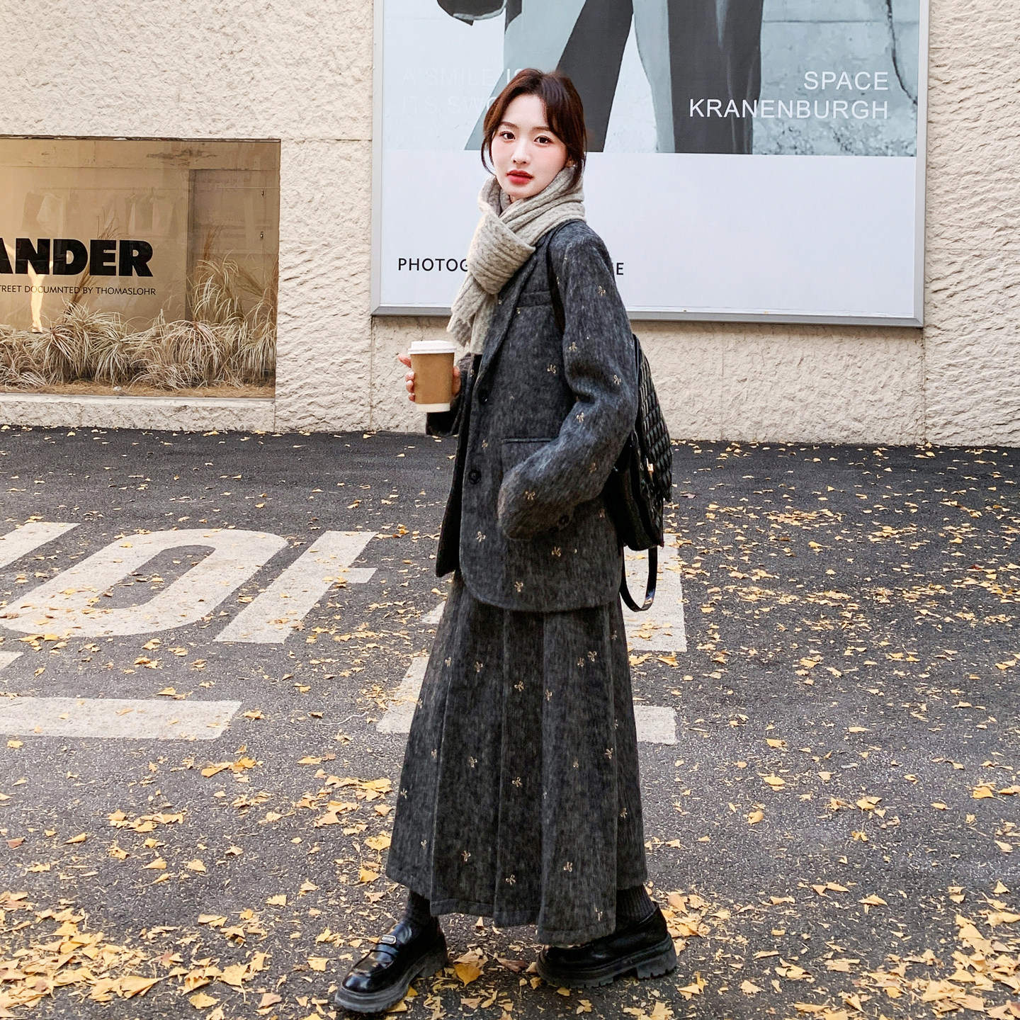 深灰色老钱风羊毛呢刺绣套装裙女2025冬新款羽绒西装半身裙两件套