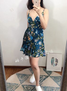 2026夏季 彩色印花素锦缎面吊带连衣裙V领收腰系带性感高腰短裙子