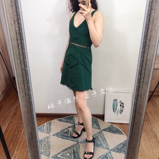 2025夏天新品 简约时尚背心款V领墨绿色连衣裙收腰显瘦通勤短裙女