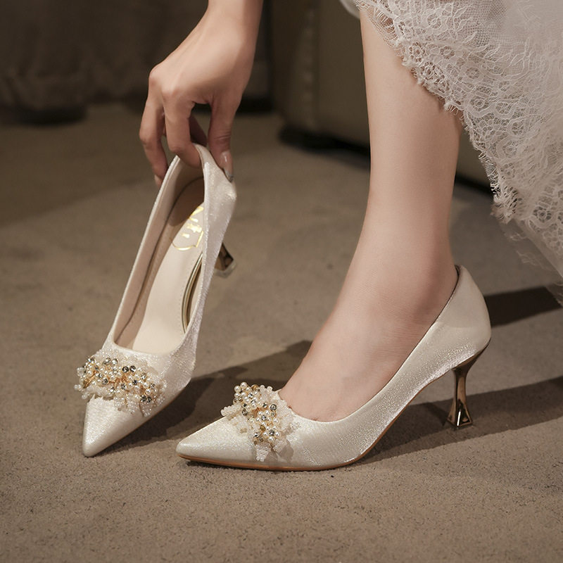 法式尖头珍珠水钻气质绸缎主婚纱婚鞋酒杯跟不累脚细跟杏色高跟鞋