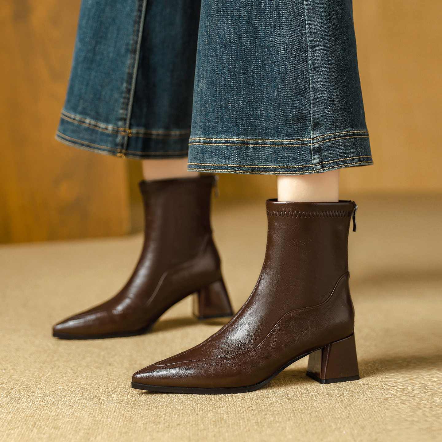 高跟短靴女2026新款韩版尖头瘦瘦靴棕色加绒冬季靴子女款中筒靴女