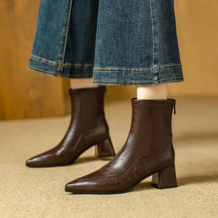 高跟短靴女2026新款韩版尖头瘦瘦靴棕色加绒冬季靴子女款中筒靴女