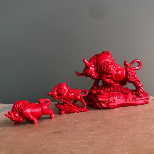 中国红朱砂冲天拓荒牛摆件