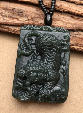 天然新疆和田玉下山虎吊坠