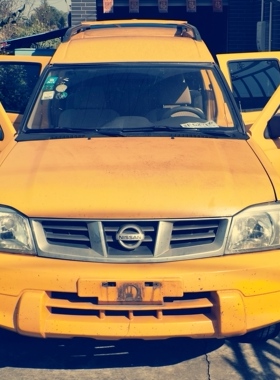 郑州产；NP300两驱前保险杠黄色 下线有划痕有个别地方掉漆 原厂