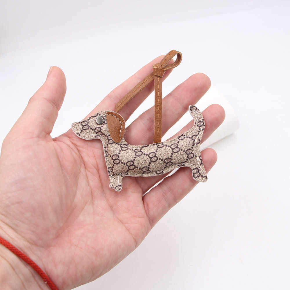 潮牌花纹腊肠狗皮革打结挂绳箱包miu挂件辅料服装配饰立体挂坠