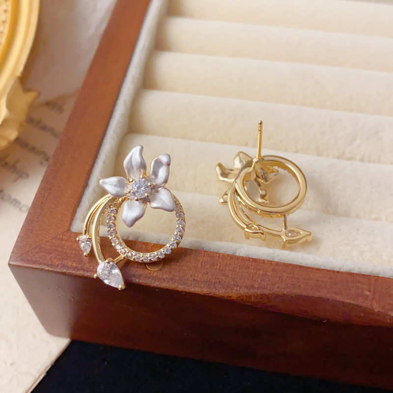 法式甜美百搭白色花瓣锆石圆环耳钉女气质轻奢简约设计感耳环批发