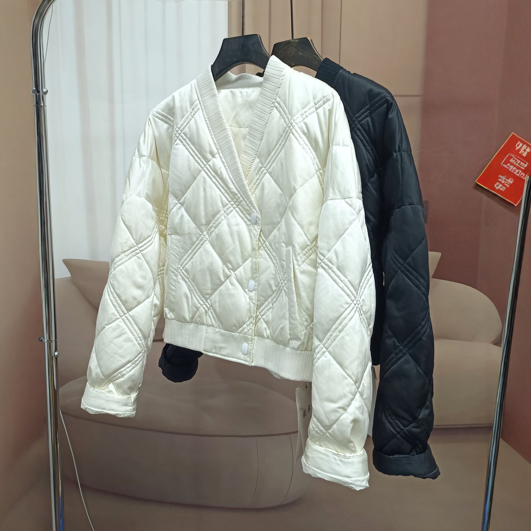 山茶白小个子桑蚕丝鹅绒服女菱形格落肩V领百搭轻薄款羽绒服外套